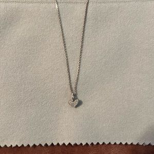 Kendra Scott neckalce. Heart with diamonds